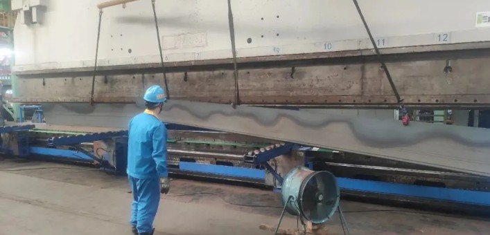 yl23455永利集团湖北加工中心突破极限解决超长件折弯难题，配套汽车造作企业