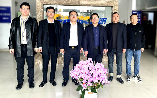 惠山区前洲街路处事处主任俞志敏一行新春走访yl23455永利集团三门峡加工中心